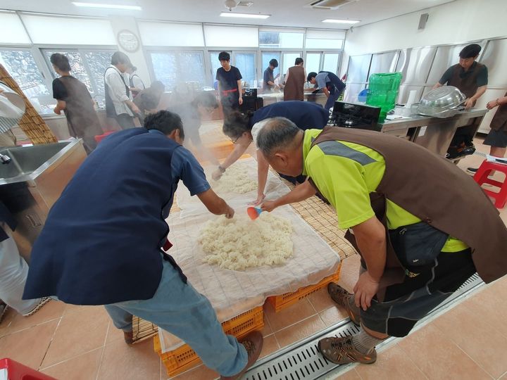 [제주=뉴시스] 제주 전통주 양조기술 교육 모습. (사진=제주도 제공) 2026.06.01. photo@newsis.com *재판매 및 DB 금지