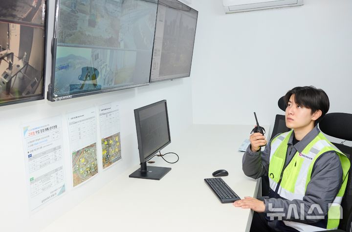 [서울=뉴시스] 경기도 파주시 운정 아이파크 포레스트 현장에서 관리자가 CCTV통합관제센터를 통해 사각지대를 비롯한 현장 내부를 점검하고 있다. (사진= IPARK현대산업개발 제공) photo@newsis.com