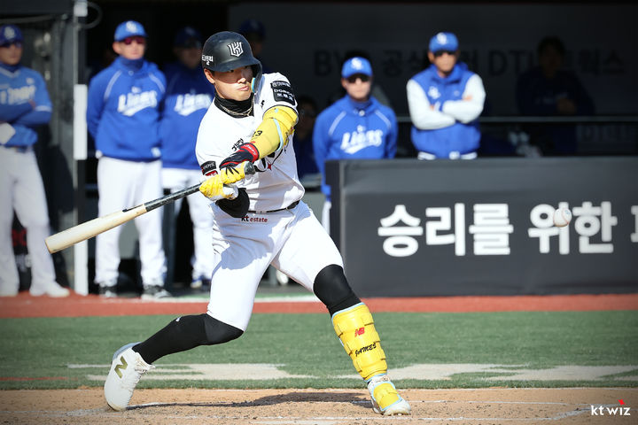 [서울=뉴시스] 프로야구 KT 위즈 최원준이 5일 수원 KT위즈파크에서 열린 2026 신한 쏠 KBO리그 삼성 라이온즈전에서 안타를 치고 있다. (사진=KT 위즈 제공) 2026.04.05. *재판매 및 DB 금지
