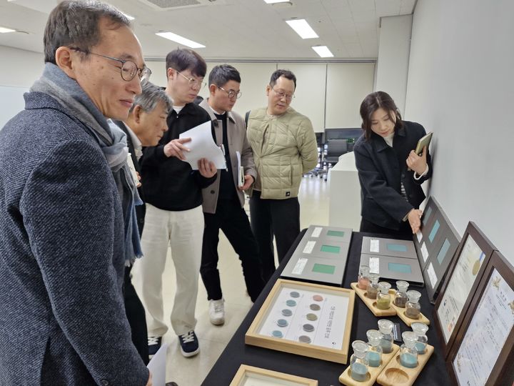 [서울=뉴시스] 민간기업 기술이전 관련 업무협의 중 동록 재현 성과 소개 모습 (사진=국가유산청 제공) 2026.06.01. photo@newsis.com *재판매 및 DB 금지