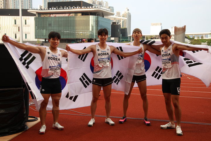 [서울=뉴시스]U-20 육상 아시아선수권대회 남자 계주 400m 우승. (사진=대한육상연맹 제공)