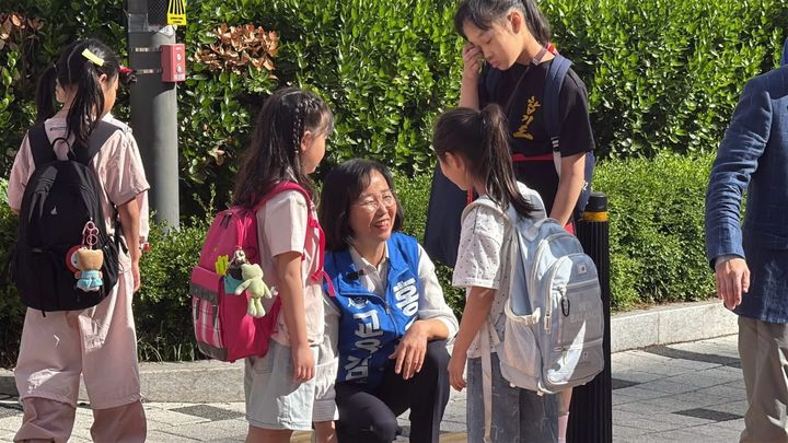 [서울=뉴시스] 홍제남 서울시교육감 후보가 등교하는 초등학생들과 소통하고 있다. (사진=홍제남 캠프 제공) 2026.05.29. photo@newsis.com *재판매 및 DB 금지