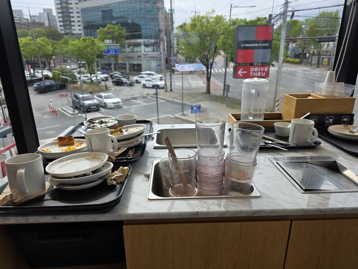 [광주=뉴시스] 광주환경운동연합 등이 지역 대형 프랜차이즈를 대상으로 실시한 매장 내 일회용품 사용 실태 현장. (사진=환경운동연합 제공) 2026.06.01. photo@newsis.com *재판매 및 DB 금지