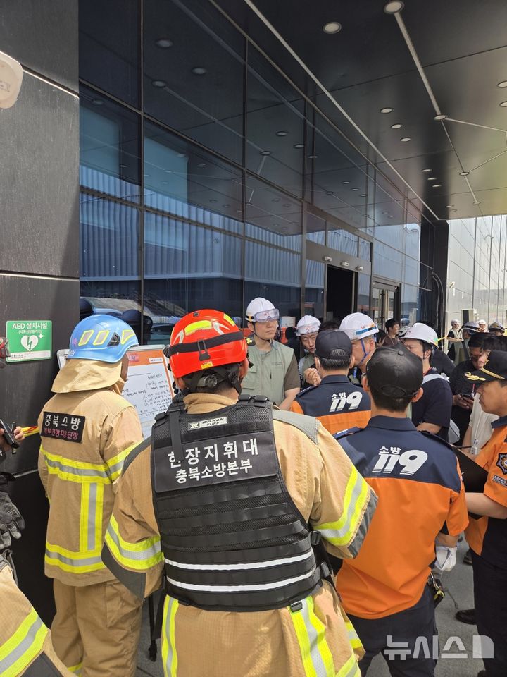 [청주=뉴시스] SK하이닉스 청주4캠퍼스 화재 관련. (사진=청주서부소방서 제공) 2026.06.01. photo@newsis.com