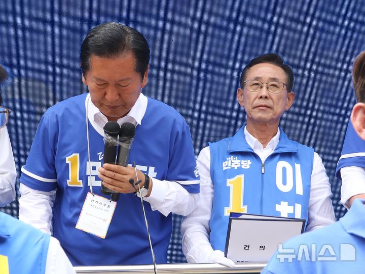 [괴산=뉴시스] 서주영 기자 = 정청래 더불어민주당 대표가 1일 충북 괴산군 괴산읍의 한 교차로에서 유세 연설을 마치고 인사를 하고 있다. 2026.06.01. juyeong@newsis.com 