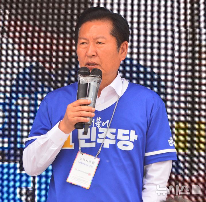 [괴산=뉴시스] 서주영 기자 = 정청래 더불어민주당 대표가 1일 충북 괴산군을 찾아 거리 유세를 하고 있다. 2026.06.01. juyeong@newsis.com 