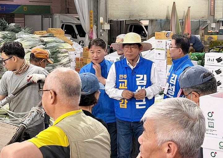 김성근 충북교육감 후보가 1일 새벽 청주 농수산물도매시장을 찾아 상인들과 인사하며 지지를 호소하고 있다.(사진=김 후보 캠프 제공) *재판매 및 DB 금지