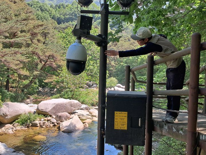 [합천=뉴시스] AI 지능형 물놀이 감시 카메라(CCTV) 점검 (사진=가야산국립공언 제공) 2026. 06. 01. photo@newsis.com *재판매 및 DB 금지