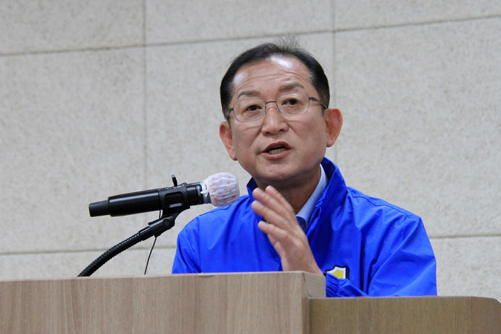 더불어민주당 김동구 태백시장 후보가 1일, 태백시청 대회의실에서 기자회견을 열고 있다.(사진=뉴시스) *재판매 및 DB 금지