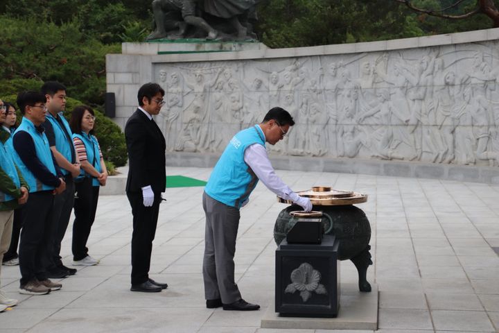 [서울=뉴시스] GS글로벌 임직원들이 지난달 27일 서울 동작구 국립서울현충원에서 환경미화 봉사활동을 진행했다. 사진은 이날 봉사활동에 앞서 김성원 GS글로벌 대표와 임직원들이 참배하는 모습. (사진=GS글로벌 제공) 2026.06.01 photo@newsis.com *재판매 및 DB 금지