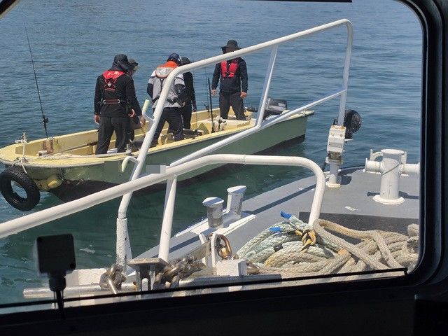 [통영=뉴시스] 신정철 기자= 통영해양경찰서는 지난 주말, 해상 응급환자를 신속히 구조하고 수산자원관리수면 내 불법 낚시행위를 적발했다고 1일 밝혔다.사진은 지난 31일 오전 10시 40분께 통영시 산양읍 송도 북방 인근 해상에서 순찰 중이던 통영해경 경비함정이 수산자원관리수면 내 불법 낚시행위를 단속하고 있다.(사진=통영해경 제공).2026.06.01. photo@newsis.com *재판매 및 DB 금지