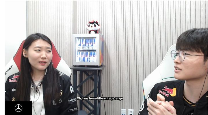 [서울=뉴시스] SOOP은 6월 한 달간 리그 오브 레전드(LoL) 챔피언스 코리아(LCK) 프로게이머 콘텐츠를 특별 편성한다고 1일 밝혔다. 사진은 팬과의 합동방송을 진행하고 있는 T1 '페이커' 이상혁(오른쪽). 2026.06.01. (사진=SOOP 제공) *재판매 및 DB 금지