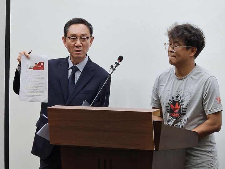 [청주=뉴시스] 이도근 기자= 더불어민주당 신용한 충북지사 후보 캠프 황인원 사무장이 1일 충북도청 브리핑룸에서 충북도 공무원의 신 후보 소유 상가 건물 조사와 관련한 선거개입 의혹을 제기하고 있다. 2026.06.01. nulha@newsis.com *재판매 및 DB 금지