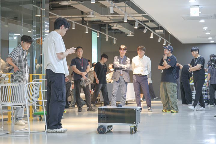 [서울=뉴시스] 지난달 20일 카카오 데이터센터 안산에서 한양대 에리카 학생들이 '2026 로봇공학과 캡스톤디자인 최종발표회'를 통해 로봇을 시연하고 있다. (사진=한양대 ERICA 제공) 2026.06.01. photo@newsis.com *재판매 및 DB 금지