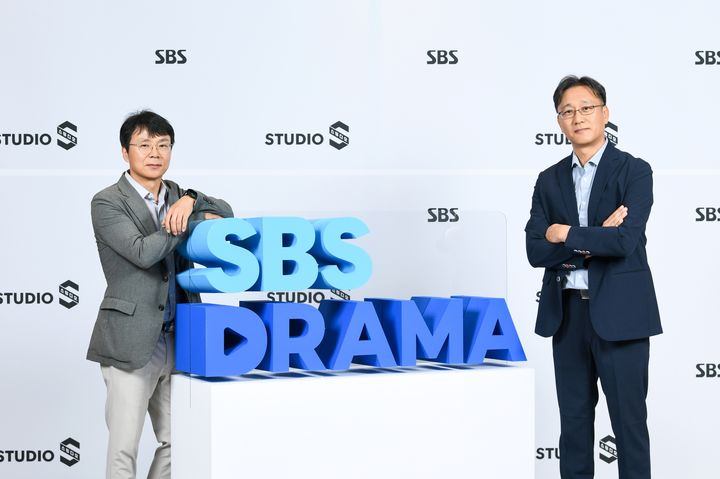 [서울=뉴시스] 왼쪽부터 홍성창 스튜디오S 대표, 김기슭 SBS 편성실장. (사진=SBS 제공) 2026.06.01. photo@newsis.com *재판매 및 DB 금지