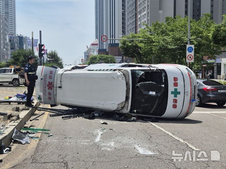 [인천=뉴시스] 1일 오전 인천 서구 청라동 한 사거리에서 사설구급차와 SUV가 부딪쳤다. 사진은 사고 충격으로 전도된 사설구급차. (사진=인천소방본부 제공) 2026.06.01. photo@newsis.com