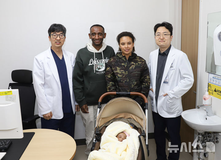 [서울=뉴시스] 지난 5월 6일 수술 후 경과 관찰을 위해 가족들과 함께 용인세브란스병원을 찾은 아베네저 요하네스(왼쪽 두 번째)씨가 노승윤 간담췌외과 교수(가장 오른쪽), 임태섭 소화기내과 교수(가장 왼쪽)와 함께 기념촬영을 하고 있다. (사진= 연세대 용인세브란스병원 제공)