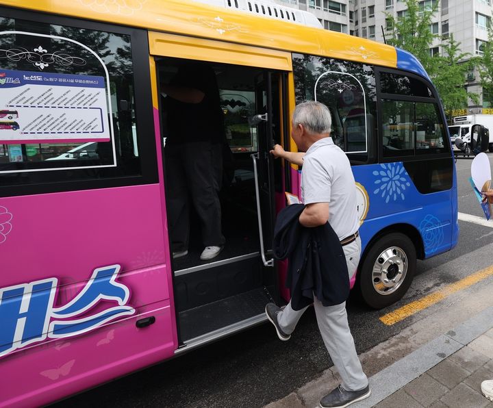 [서울=뉴시스] 노원행복버스를 이용하는 모습. (사진=노원구 제공) 2026.06.01. photo@newsis.com *재판매 및 DB 금지