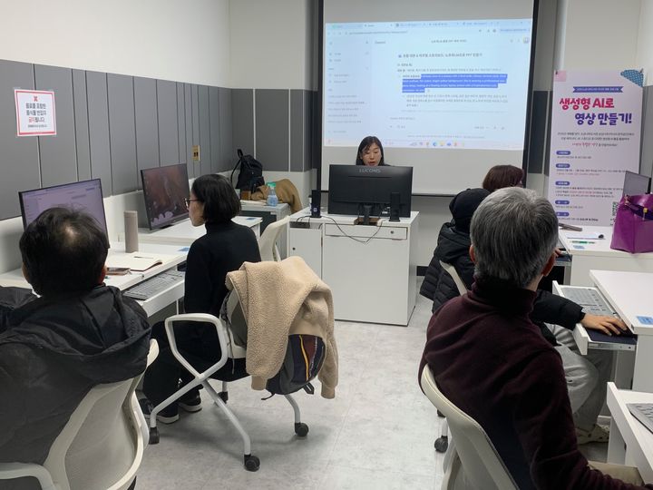 [서울=뉴시스]소금나루도서관에서 생성형 AI로 영상 만들기 수업이 진행되는 모습. (사진=마포구 제공) 2026.06.01. photo@newsis.com *재판매 및 DB 금지