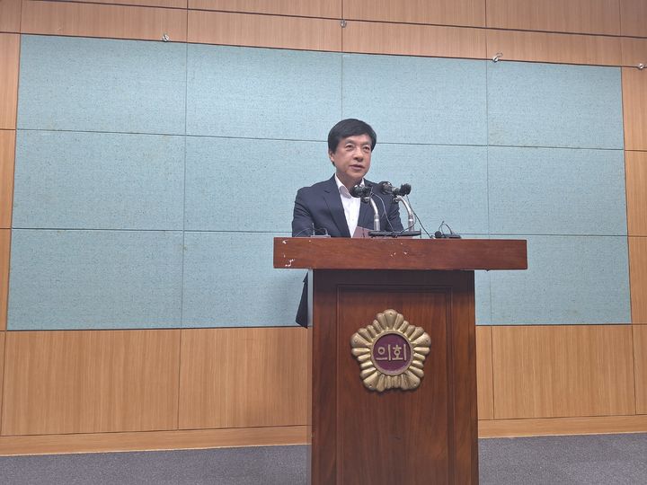 [전주=뉴시스] 최정규 기자 = 이성윤 최고위원이 1일 전북특별자치도의회에서 기자회견을 하고 있다. 2026.06.01 *재판매 및 DB 금지