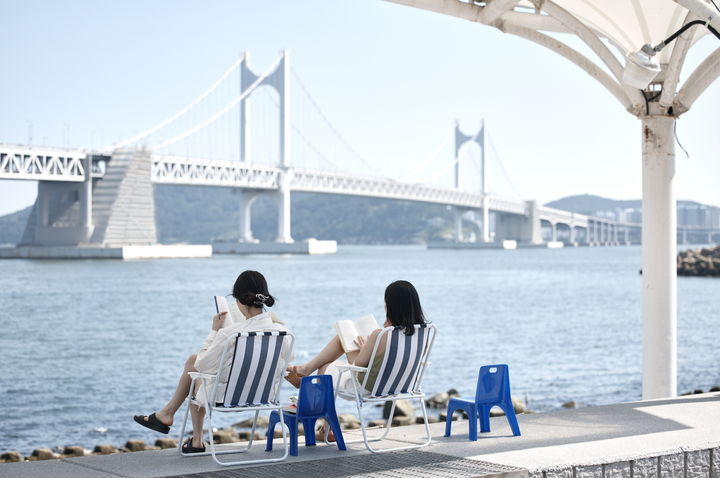 [부산=뉴시스] 전년도 열린 '부산바다도서관'에 시민들이 참여하고 있다. (사진=부산문화재단 제공) 2026.06.01 photo@newsis.com *재판매 및 DB 금지
