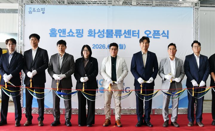[서울=뉴시스] 홈앤쇼핑 화성물류센터 오픈식을 기념하며 권진미 홈앤쇼핑 대표이사(왼쪽에서 4번째), 김재진 홈앤쇼핑 경영부문장(왼쪽에서 3번째),강병구 롯데글로벌로지스 대표이사(왼쪽에서 5번째), 전태준 롯데 Lastmile 본부장(오른쪽에서 3번째)이 포즈를 취하고 있다. (사진=홈앤쇼핑 제공) 2026.06.01. photo@newsis.com *재판매 및 DB 금지