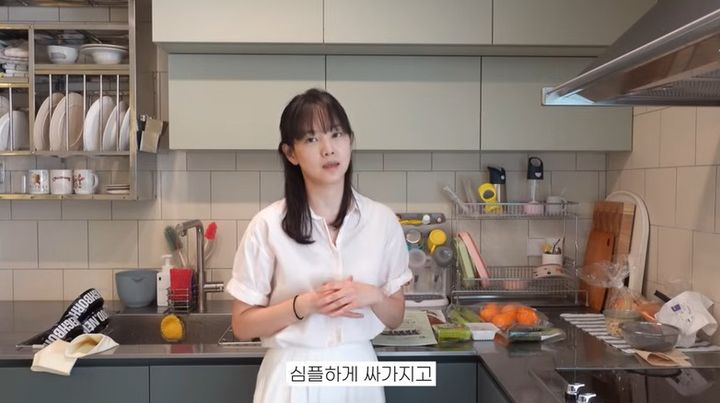 [서울=뉴시스] 배우 윤승아가 자신의 유튜브 채널에서 닭갈비, 낫토 김밥 레시피를 공개하고 있다. (사진=유튜브 '승아로운' 캡처)
