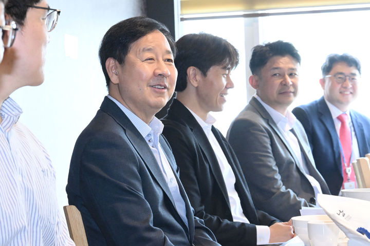 [세종=뉴시스] 재정경제부는 구윤철 경제부총리 겸 재경부 장관이 1일 세종에서 부내 인공지능 학습 동아리 'AX집현전2.0' 출범식 및 간담회를 진행했다고 밝혔다. (사진=재경부 제공) 2026.06.01. photo@newsis.com *재판매 및 DB 금지