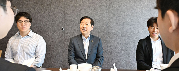 [세종=뉴시스] 재정경제부는 구윤철 경제부총리 겸 재경부 장관이 1일 세종에서 부내 인공지능 학습 동아리 'AX집현전2.0' 출범식 및 간담회를 진행했다고 밝혔다. (사진=재경부 제공) 2026.06.01. photo@newsis.com *재판매 및 DB 금지