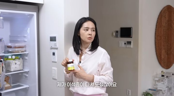 [서울=뉴시스] 배우 한가인이 자신의 유튜브 채널에서 냉장고를 공개하며 최근 재발한 이석증에 대해 털어놓고 있다. (사진=유튜브 '자유부인 한가인' 캡처) 2026.06.01. *재판매 및 DB 금지