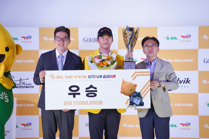 [서울=뉴시스] 지난 5월 30일 대전 골프존조이마루에서 열린 '2026 S-OIL SEVEN GTOUR MIXED' 4차 대회 시상식에서 (왼쪽부터) 손장순 골프존 전무, 우승자 김태우2, 손수홍 에쓰-오일토탈에너지스윤활 부사장이 기념촬영을 하고 있다. (사진=골프존 제공) 2026.06.01. photo@newsis.com *재판매 및 DB 금지