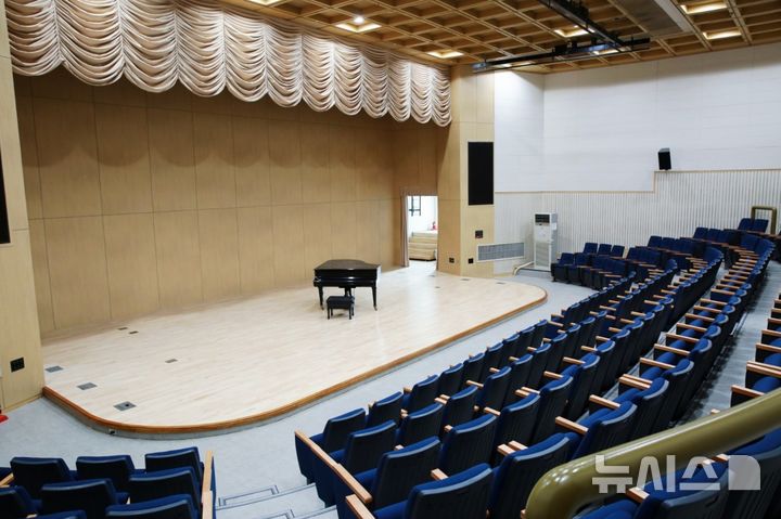 [안양=뉴시스] 공사를 마치고 새로 문을 연 동안 청소년수련관 문예 극장 전경. (사진=안양시 제공).2026.06.01.photo@newsis.com