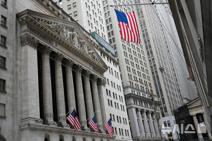 [뉴욕=AP/뉴시스] 사진은 지난 3월6일 미국 뉴욕증권거래소(NYSE) 전경. 2026.06.01.