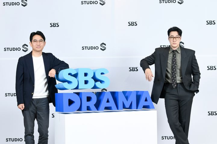 [서울=뉴시스] 왼쪽부터 드라마 '김부장'의 이승영 감독, 배우 소지섭. (사진=SBS 제공) 2026.06.01.photo@newsis.com *재판매 및 DB 금지