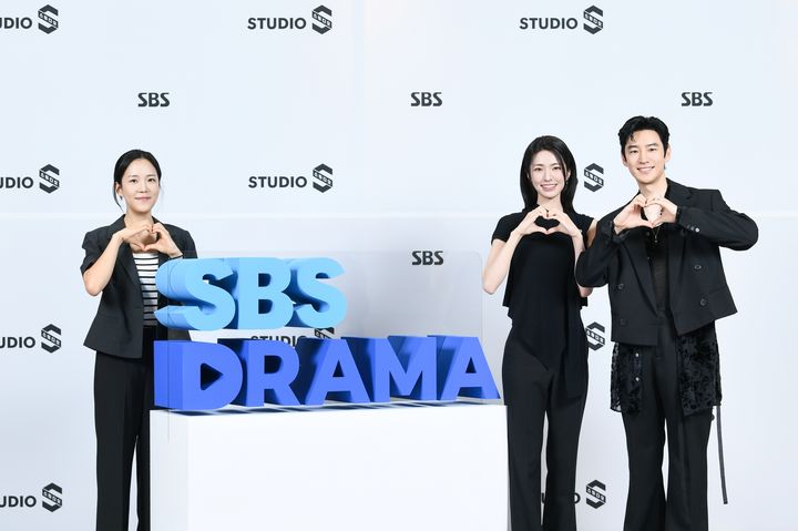 [서울=뉴시스] 왼쪽부터 드라마 '승산있습니다'의 권다솜 감독, 배우 하영, 이제훈. (사진=SBS 제공) 2026.06.01.photo@newsis.com *재판매 및 DB 금지