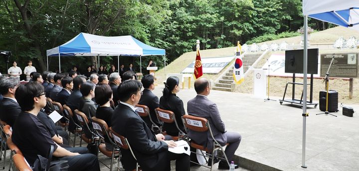 [서울=뉴시스] 덕성여대는 1일 오전 11시 서울 도봉구 쌍문동 묘소에서 덕성학원 설립자 '차미리사 선생 제71주기 추도식'을 진행했다. (사진=덕성여대 제공) 2026.06.01. photo@newsis.com *재판매 및 DB 금지