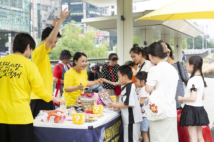 [서울=뉴시스]지난해 신원시장 달빛축제 모습. (사진=관악구 제공) 2026.06.02. photo@newsis.com *재판매 및 DB 금지