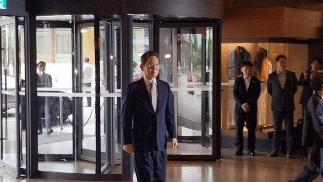 [서울=뉴시스]이지용 기자 = 이재용 삼성전자 회장이 1일 오후 3시50분께 서울 중구 신라호텔에서 열리는 '2026년도 제36회 삼성호암상 시상식'에 참석하기 위해 현장에 들어서고 있다. 2026.06.01. leejy5223@newsis.com *재판매 및 DB 금지