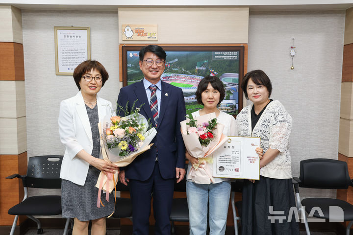 [김해=뉴시스]김해시, 우수 자원봉사왕 정윤희씨(오른편 두번째). (사진=김해시 제공). 2026.06.01. photo@newsis.com