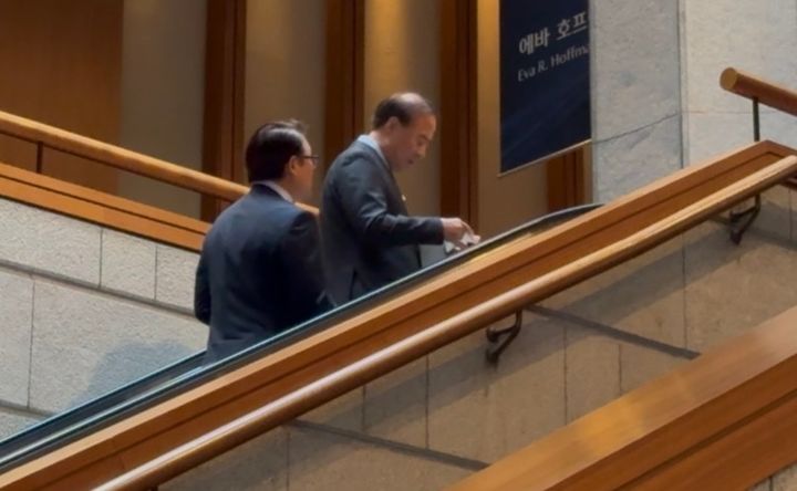 [서울=뉴시스]이지용 기자 = 전영현 삼성전자 부회장이 1일 오후 서울 중구 신라호텔에서 열리는 '2026년도 제36회 삼성호암상 시상식'에 참석하기 위해 등록을 마친 뒤 시상식장으로 이동하고 있다. 2026.06.01. leejy5223@newsis.com *재판매 및 DB 금지 *재판매 및 DB 금지 *재판매 및 DB 금지 *재판매 및 DB 금지