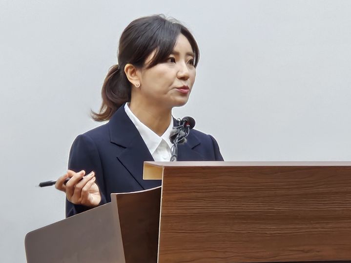 [청주=뉴시스] 이도근 기자= 국민의힘 김영환 충북지사 후보 법률지원단장인 김소연 변호사가 1일 충북도청 브리핑룸에서 기자회견을 열어 더불어민주당 신용한 후보에 대한 각종 의혹을 제기하고 있다. 2026.06.01. nulha@newsis.com *재판매 및 DB 금지