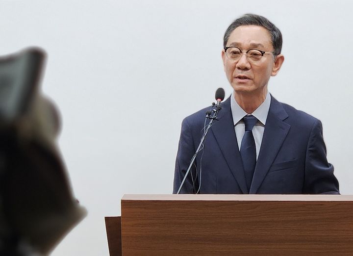 [청주=뉴시스] 이도근 기자= 더불어민주당 신용한 충북지사 후보 캠프 황인원 사무장이 1일 충북도청 브리핑룸에서 충북도 공무원의 신 후보 소유 상가 건물 조사와 관련한 선거개입 의혹을 제기하고 있다. 2026.06.01. nulha@newsis.com *재판매 및 DB 금지