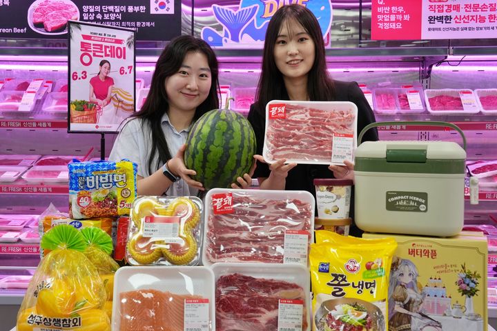 롯데마트는 수박을 9900원에, 삼겹살 100g을 990원에 판매하는 등 6월 '통큰데이' 행사를 3일부터 7일까지 진행한다고 2일 밝혔다. *재판매 및 DB 금지
