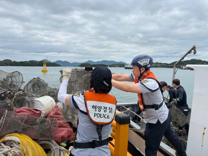 [여수=뉴시스] 여수해경 여수바다파출소가 해양폐기물을 수거하고 있다. (사진=여수해경 제공) 2026.06.01. photo@newsis.com *재판매 및 DB 금지