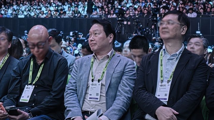 GTC Taipei 2026서 젠슨 황 CEO의 기조연설을 참관 중인 최태원 SK그룹 회장(사진제공=SK하이닉스) *재판매 및 DB 금지