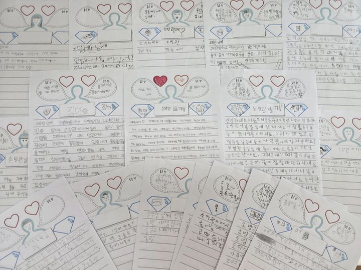 [부산=뉴시스] 부산 금정소방서에 도착한 손 편지들 (사진=부산소방재난본부 제공) 2026.06.01. photo@newsis.com *재판매 및 DB 금지