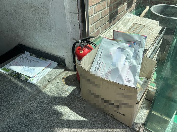 [서울=뉴시스] 박형훈 인턴기자 = 지난달 28일 서울 영등포구의 한 빌라 로비에 선거공보물이 쌓여있다. 2026.06.02. photo@newsis.com *재판매 및 DB 금지