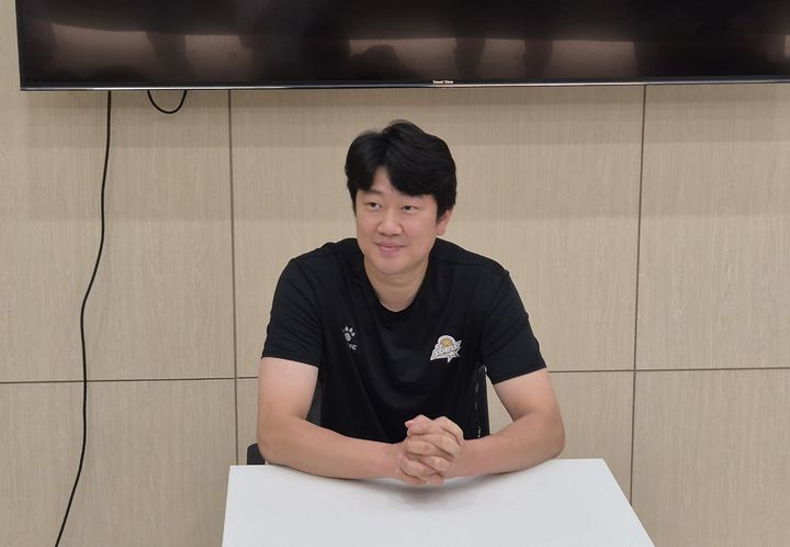 [수원=뉴시스] 문채현 기자 = 남자 프로배구 KB손해보험의 나경복이 1일 경기 수원 KB손해보험 인재니옴에서 취재진과 인터뷰를 진행하고 있다. 2026.06.01. dal@newsis.com *재판매 및 DB 금지