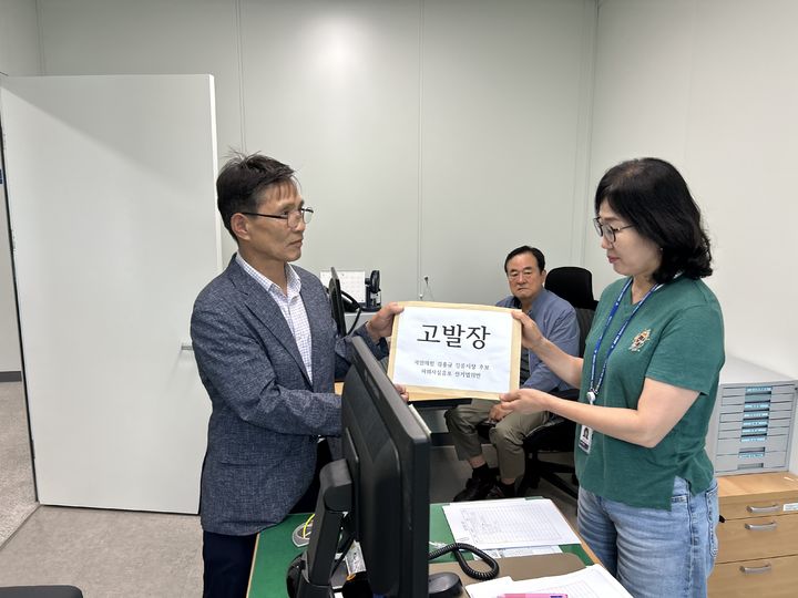 [강릉=뉴시스] 1일 더불어민주당 김중남 후보 캠프가 김홍규 후보를 허의사실 유포 혐의로 강릉경찰서에 고발장을 접수하고 있다.(사진=김중남 켐프 제공)photo@newsis.com *재판매 및 DB 금지
