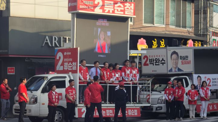 [합천=뉴시스] 서희원 기자= 김문수 전 대통령 후보가 6·3 지방선거 본투표를 이틀 앞둔 1일 오후 경남 합천군을 방문해 국민의힘 후보 지원에 나섰다. 2026. 06. 01. shw1881@newsis.com *재판매 및 DB 금지